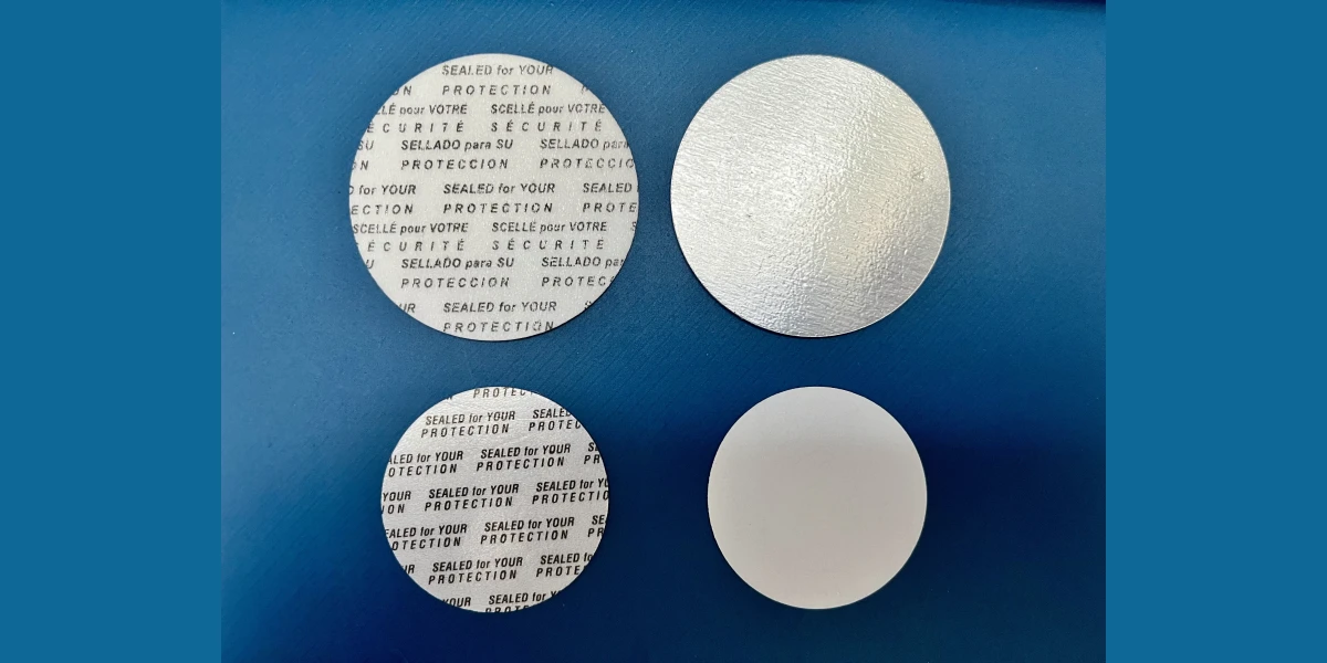 Liner sensitivo con y sin aluminio sobre fondo azul, distintos tamaños